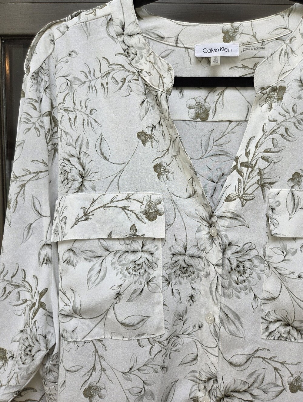 Classic Designer Calvin klein blouse with olive green florals Plus 3x